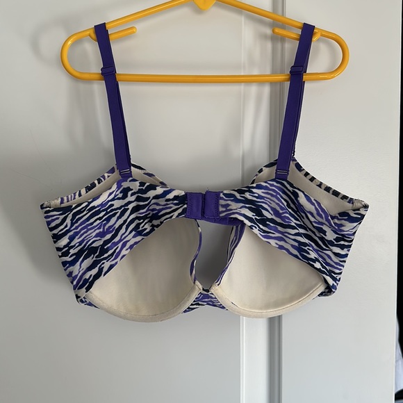 36D Victoria Secret Bra - Picture 2 of 3